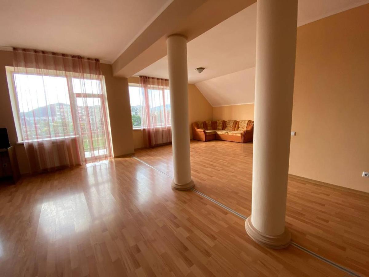 Apartments On Parkaniya 2A Mukachevo Exterior foto