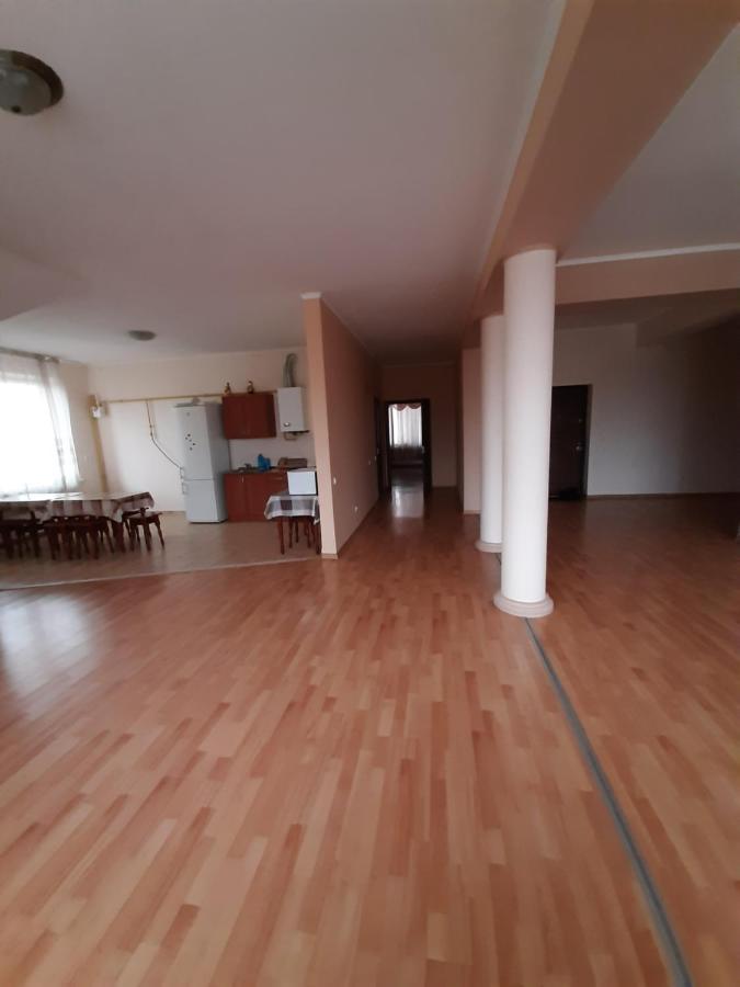Apartments On Parkaniya 2A Mukachevo Exterior foto